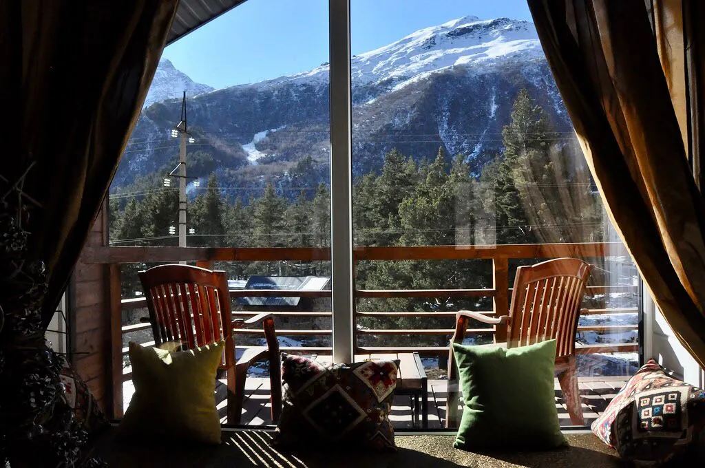 Уютная студия люкс с панорамными окнами с видом на горы