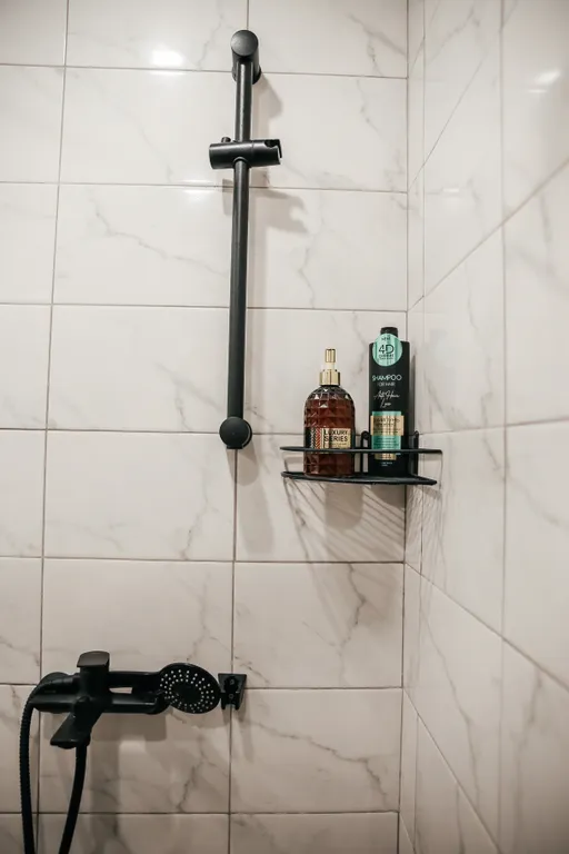 Гармония уюта: светлая студия с кроватью king size