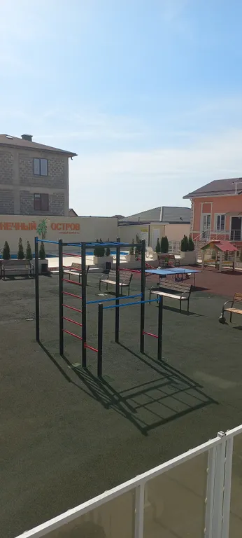 Современная студия с подогреваемым бассейном