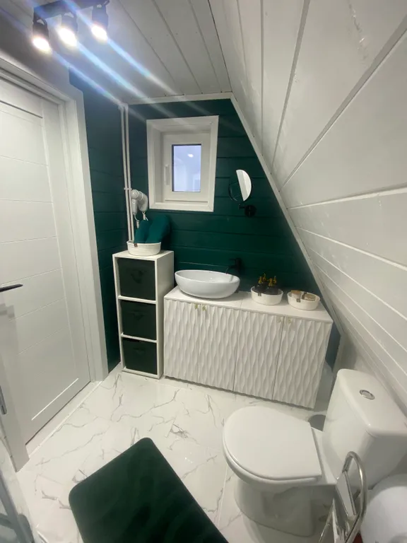 Дом A-frame с сибирским чаном на бревнах