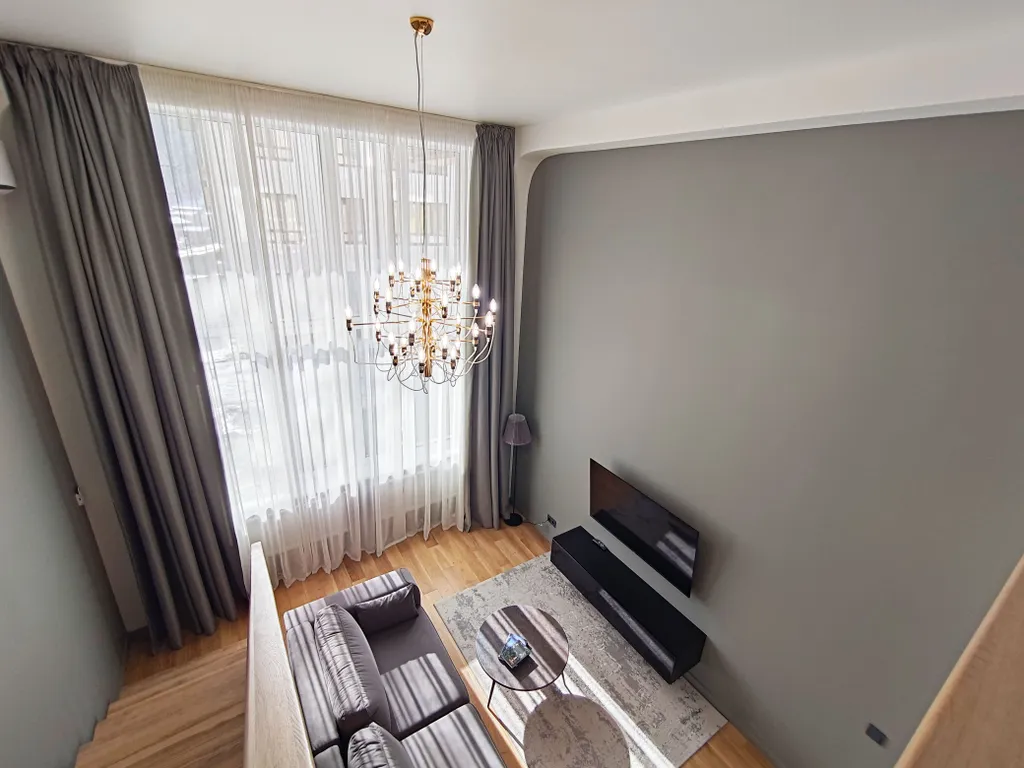 Дизайнерский двухуровневый апартамент с панорамным окном