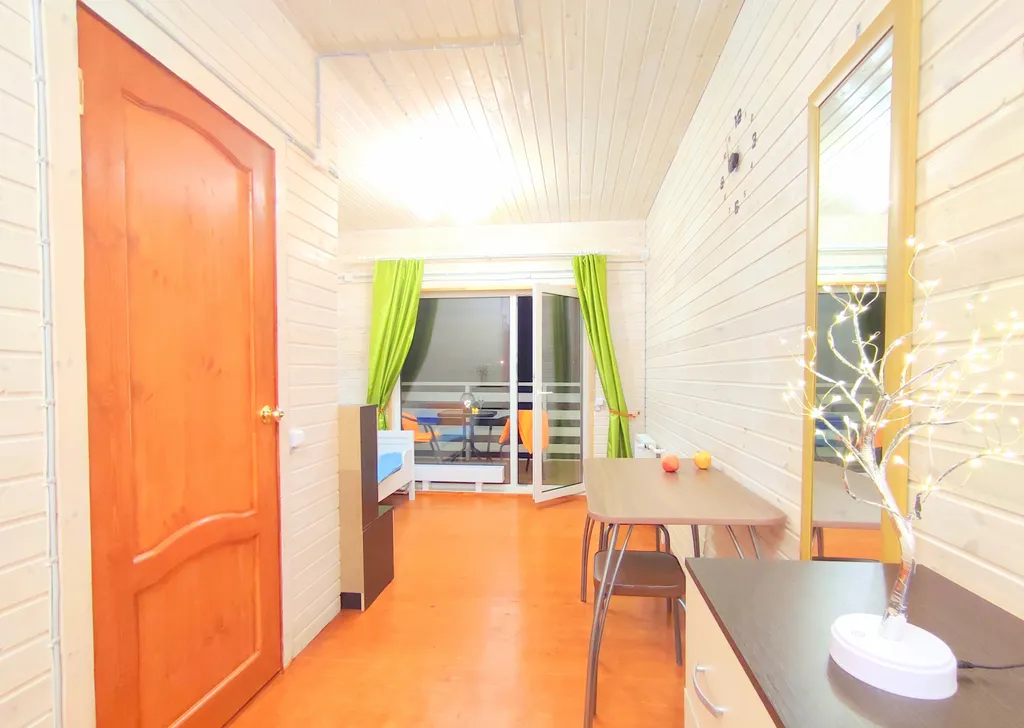 Петербургская дача на холме прямо у озера