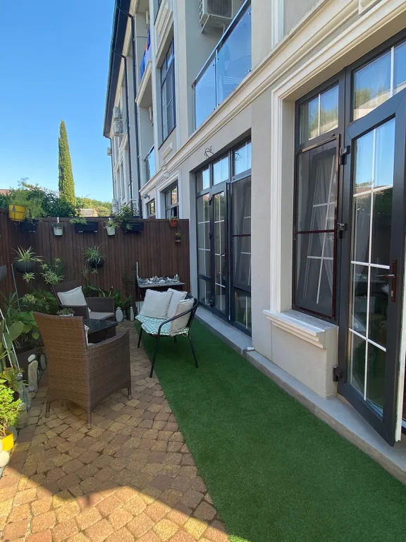 Апартамент с террасой и бассейном