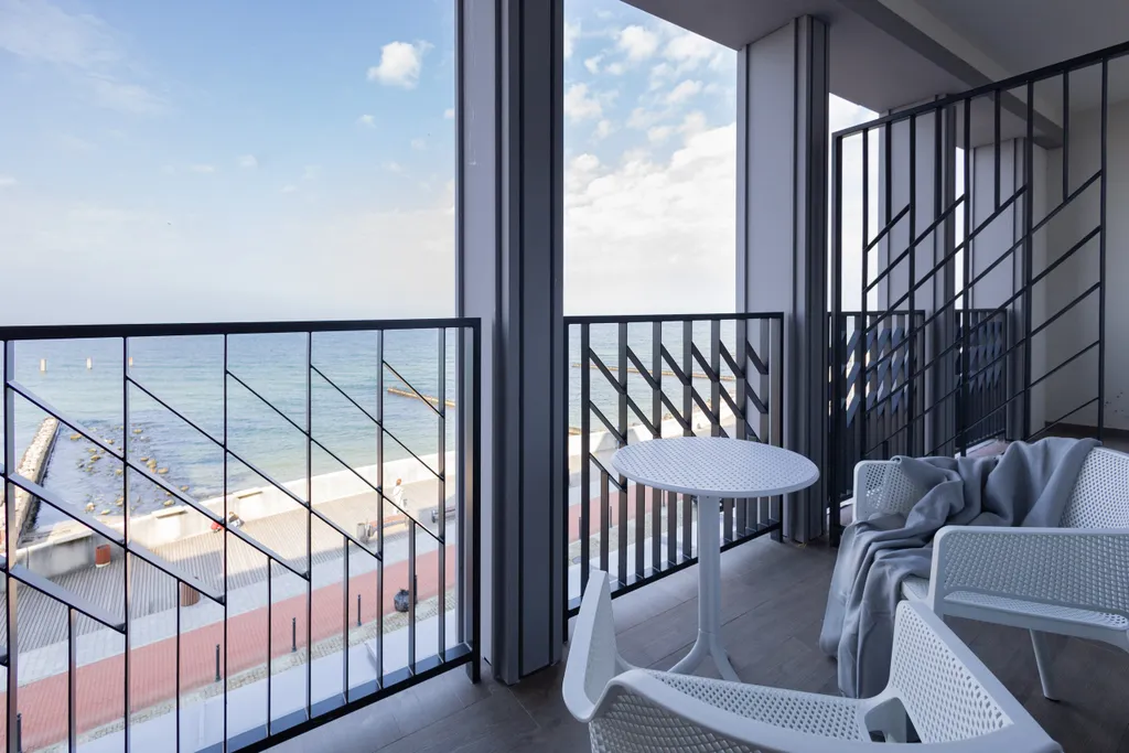 Молочный берег с панорамным видом на море