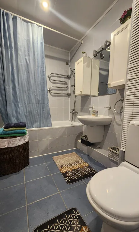 Просторная двухкомнатная квартира в районе с развитой инфраструктурой.