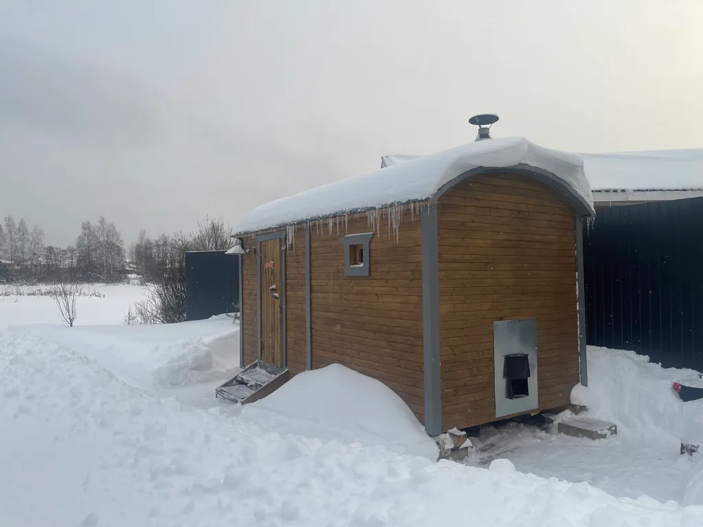 Домик со своим прудом и баней