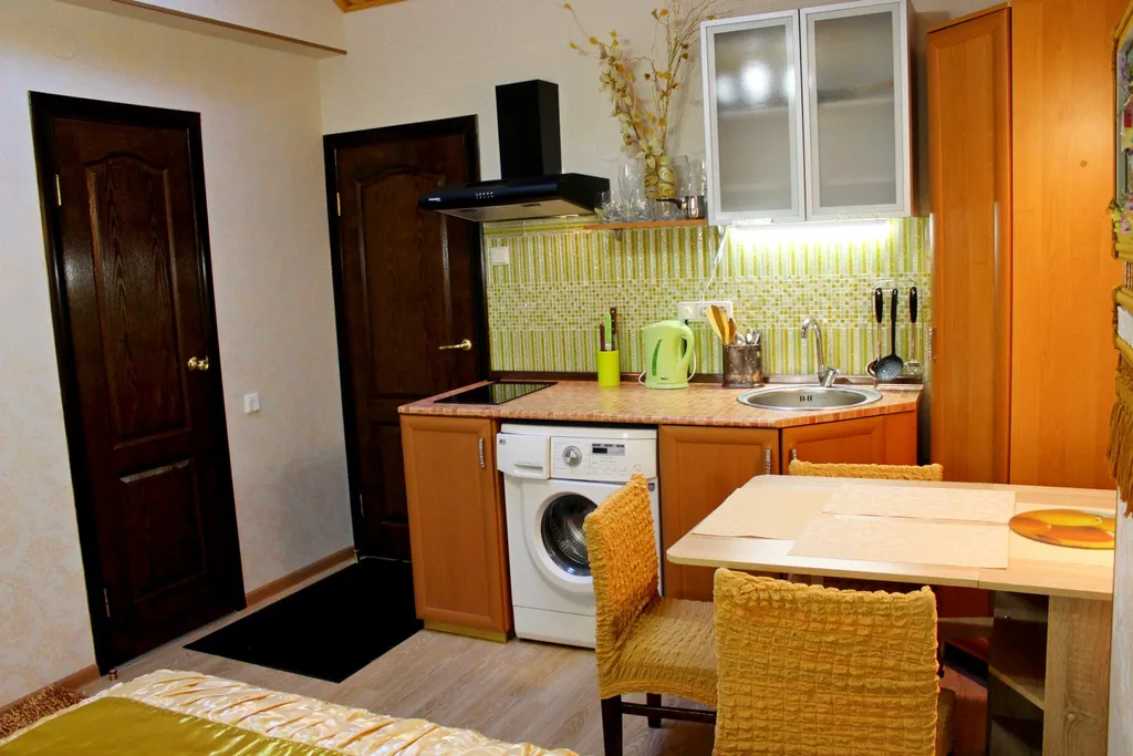 Семейный однокомнатный двухуровневый апартамент с кухней