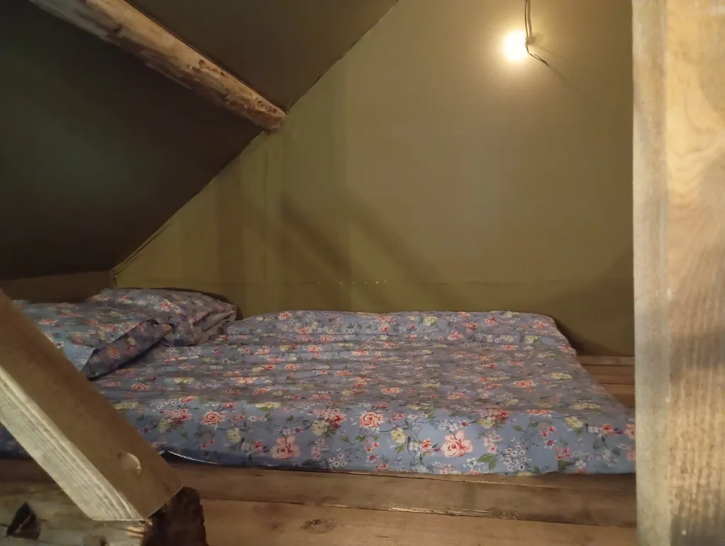 Изба с уютом детства, деревенский дом с баней и русским бытом