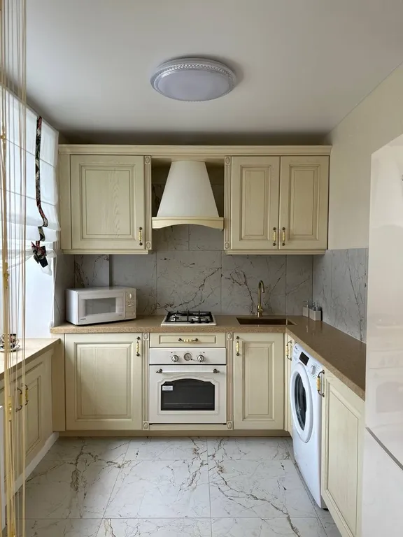 Красивая трех-комнатная квартира с дизайнерским ремонтом