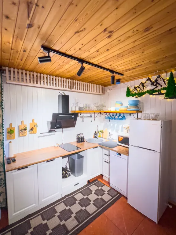 Двухэтажный дом+деревенская баня на дровах