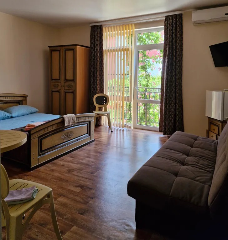 Квартира Комфортная комната, с балконом и личным внешним санузлом — аренда посуточно в Архипо-Осиповка