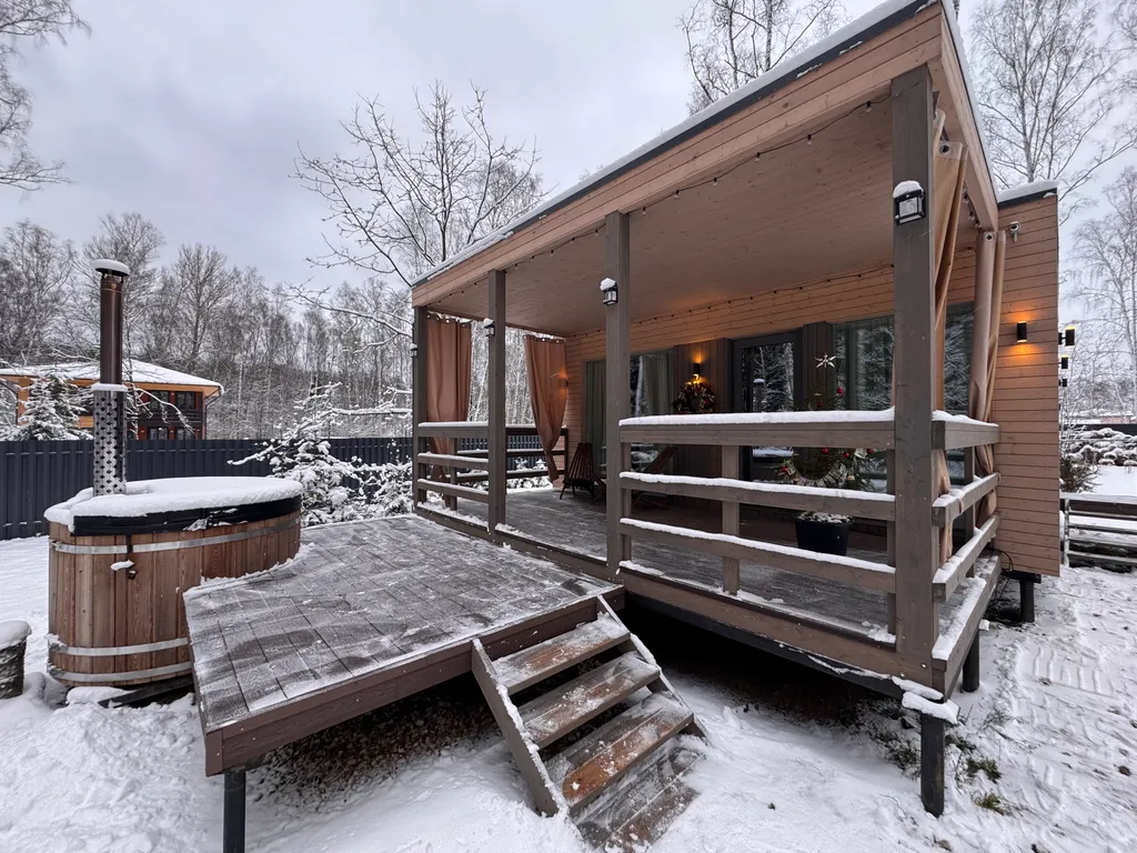 Загородный домик с камином и потрясающим видом на лес