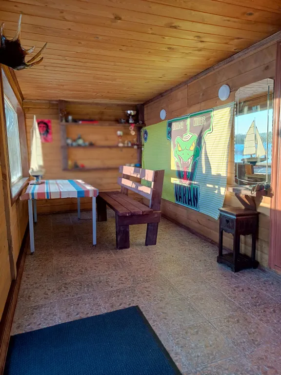 Домик в деревне на берегу реки