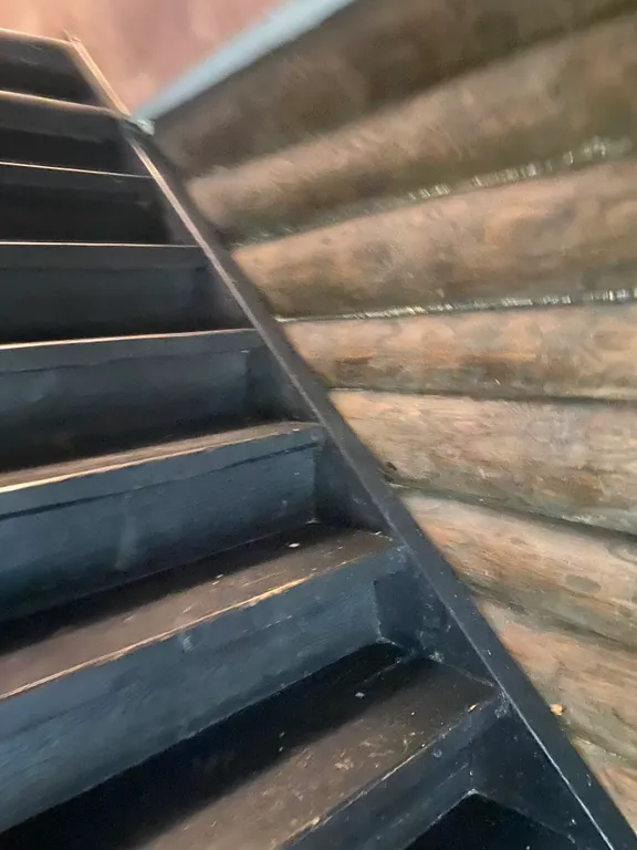 Деревенский дом с баней и террасой на берегу водоема