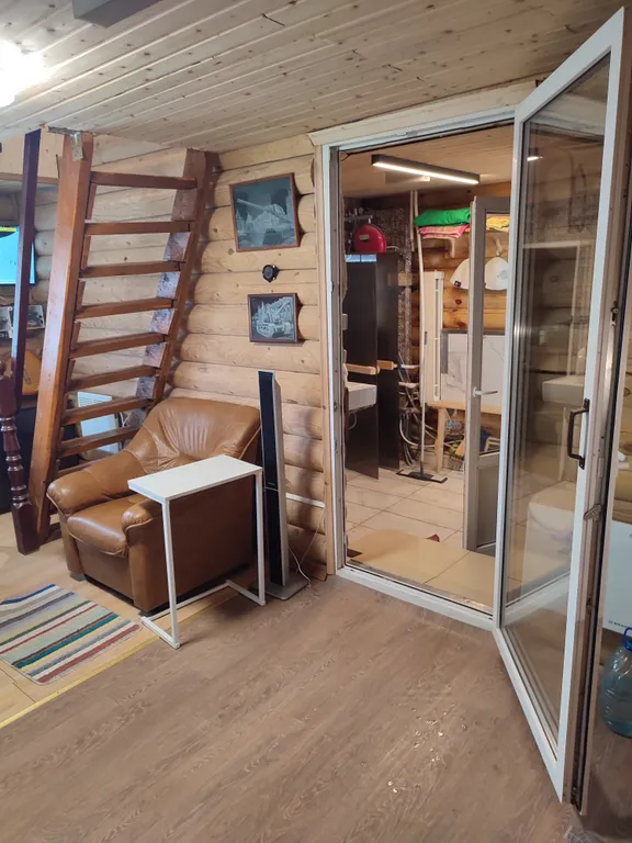 Дом с баней в лесу возле храма и озера