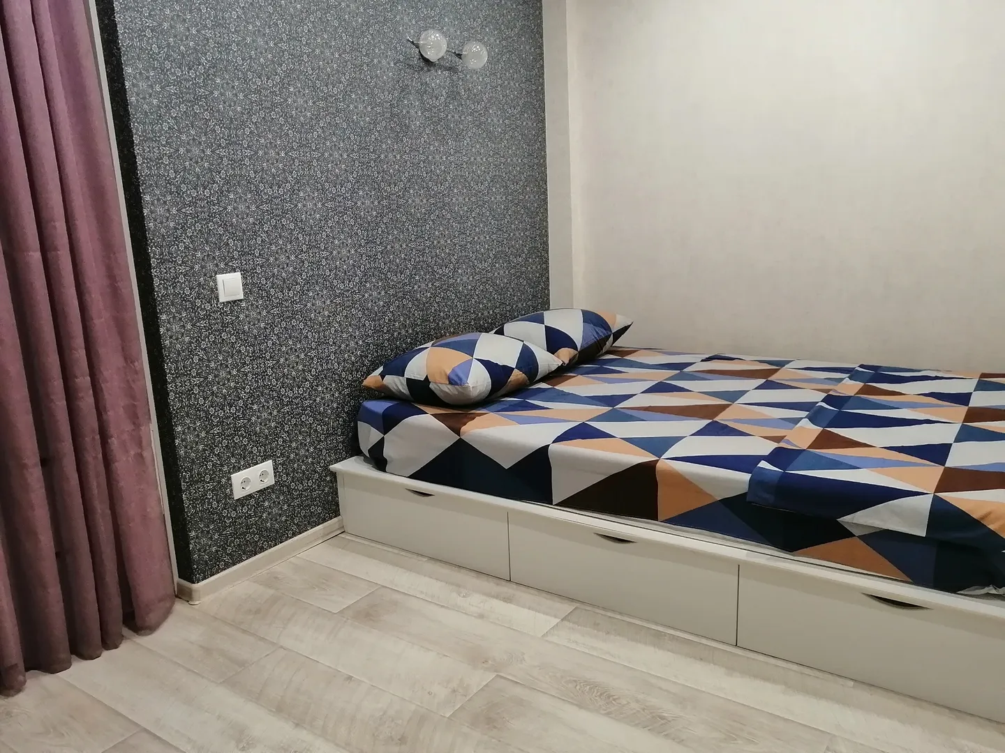 Спальня с кроватью-подиумом