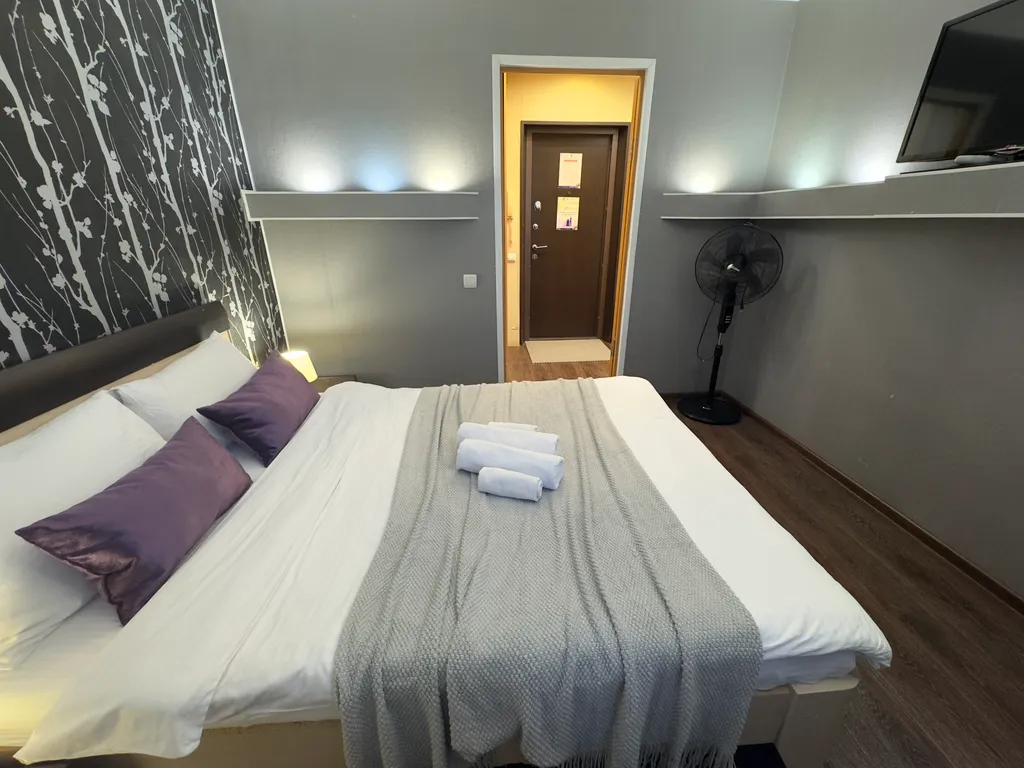 Люксовая двухкомнатная с авторским освещением