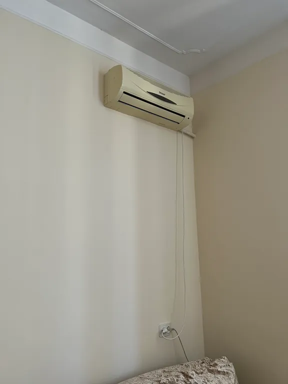 Уютная комната с видом на палисадник