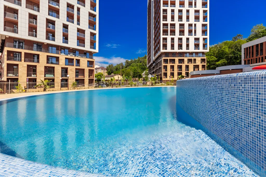 Светлая студия с бассейном на территории