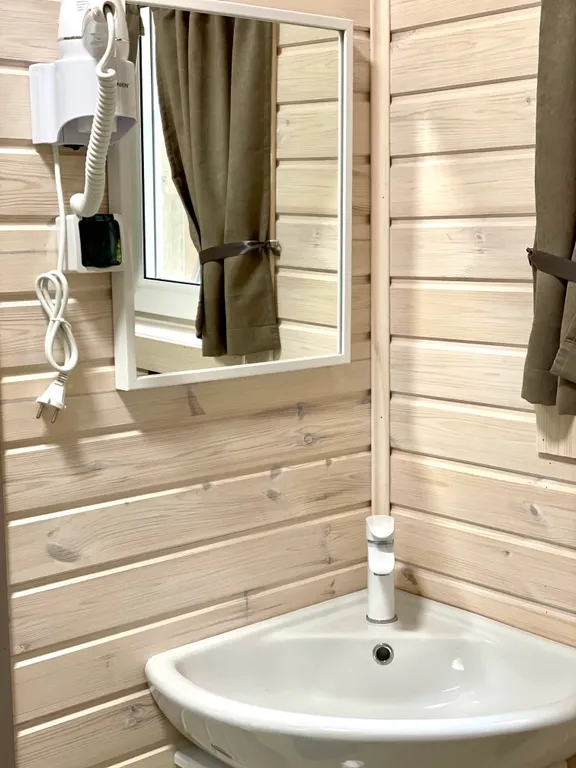 Дом-шалаш для семейной пары