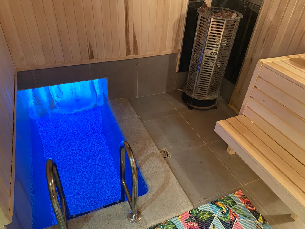 Дом с бассейном и сауной