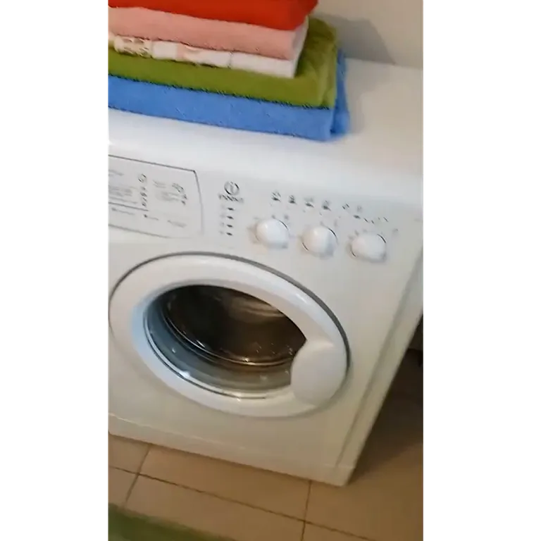 Домик с цветущим садом