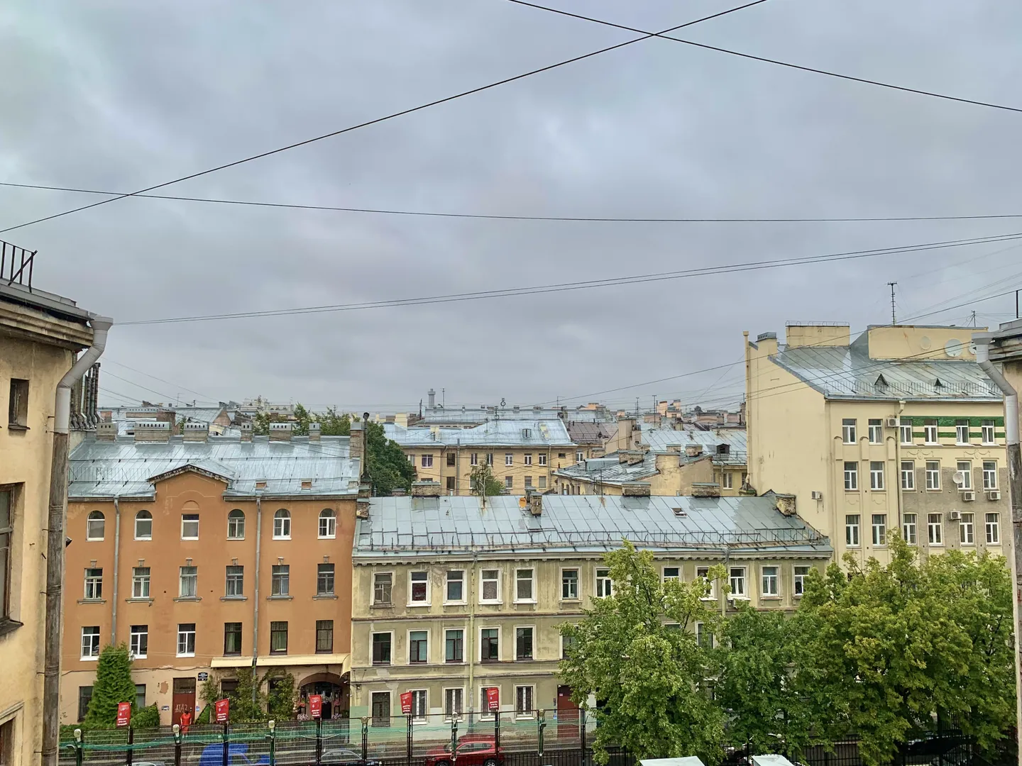 Вид из гостиной на крыши Петербурга
