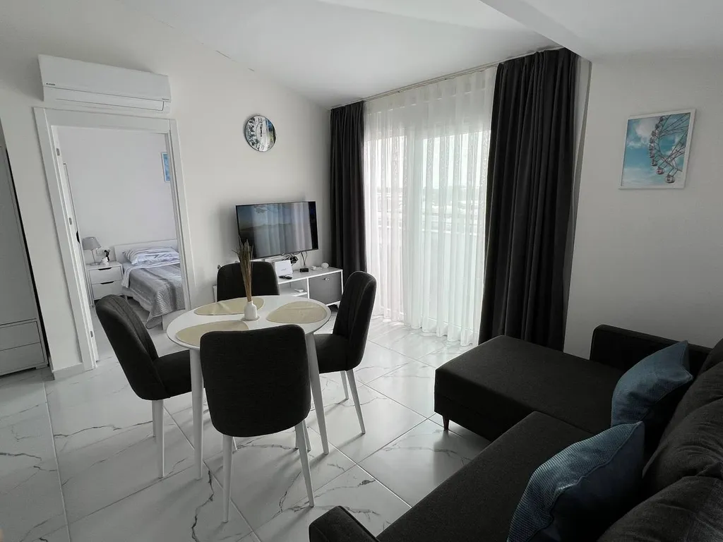 Стильные, комфортные апартаменты с видом на море Sky