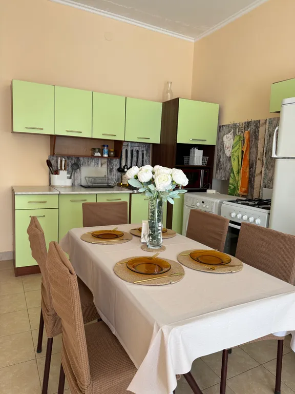 Коттедж Трёхэтажный Дом в 15 м от моря вмещает до 12 взрослых гостей — аренда посуточно в Геленджик