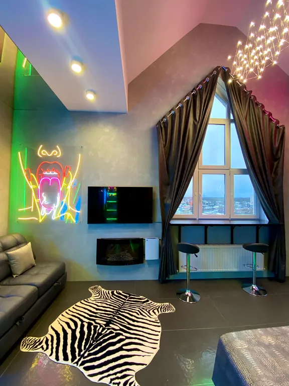 Панорамная квартира с джакузи и камином