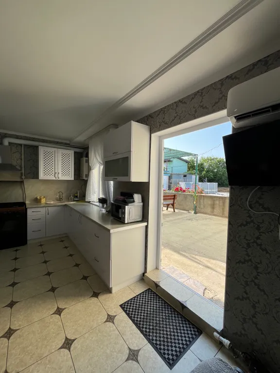 Двухэтажный дом с бассейном