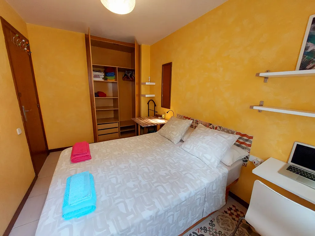 Две отдельные комнаты с двуспальными кроватями в центре Барселоны