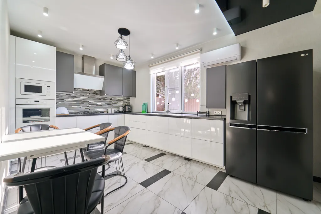 Современный, новый дом