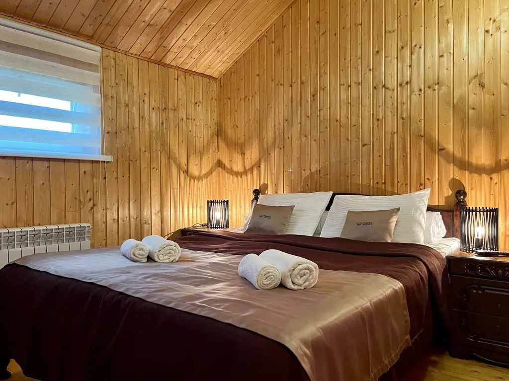 Люкс с балконом с видом на озеро двухкомнатный