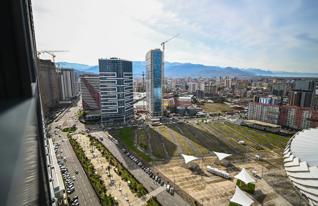 Студия с панорамным видом на город, горы и стадион