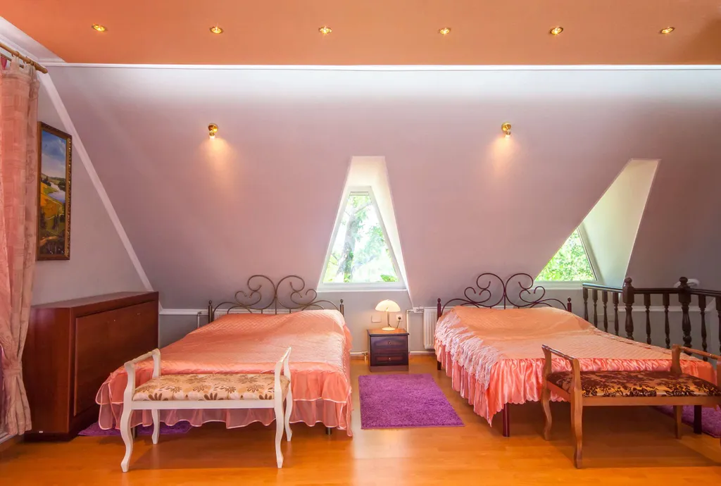 Дом с видом на сад и озеро