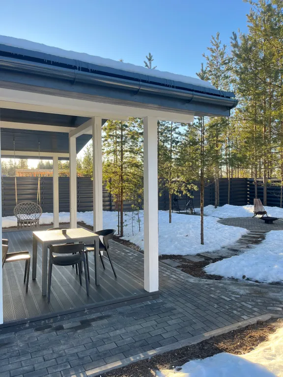 Дом в окружении сосен