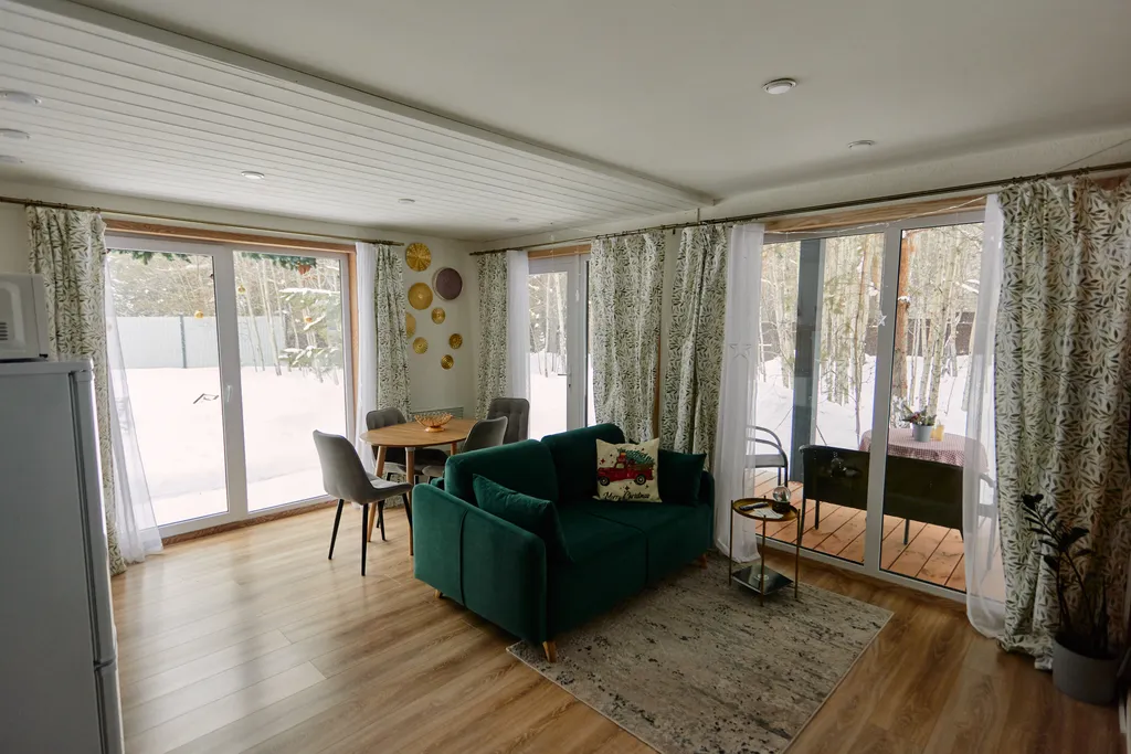 Дом с баней и купелью у леса