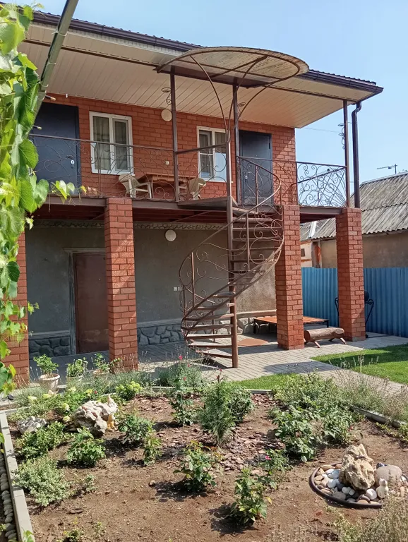 Небольшой трехместный номер с удобствами