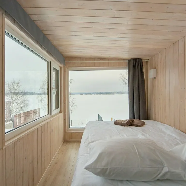 Домик с чаном на берегу озера