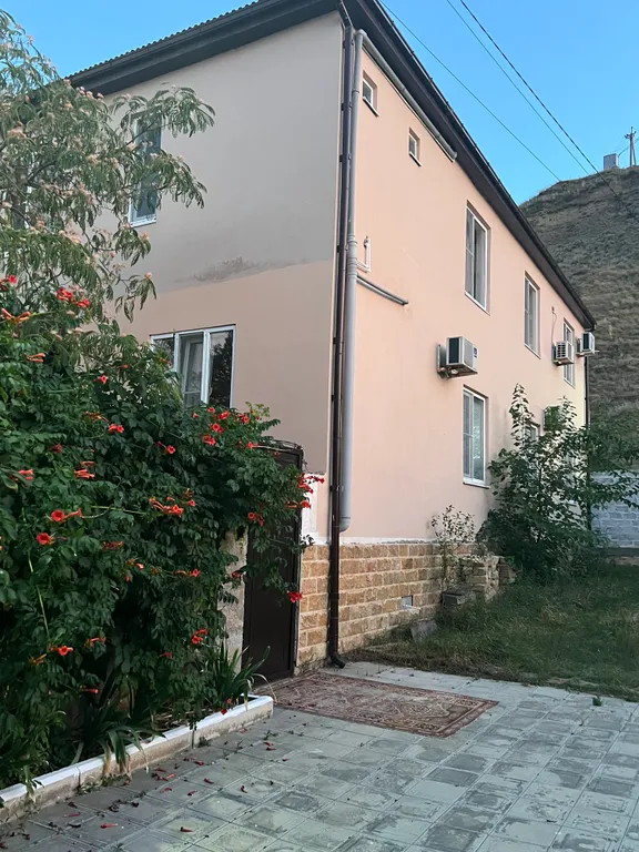 Апартаменты у моря с верандой и отдельным двором