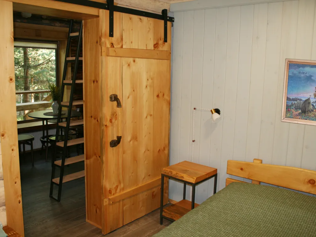 Уютный дом на лесном участке у озера, рядом с городом