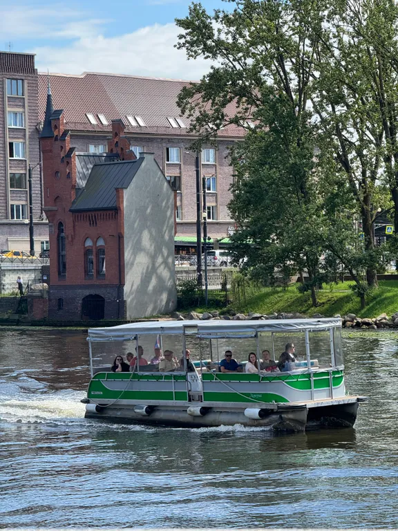 Золотая бухта с видом на реку