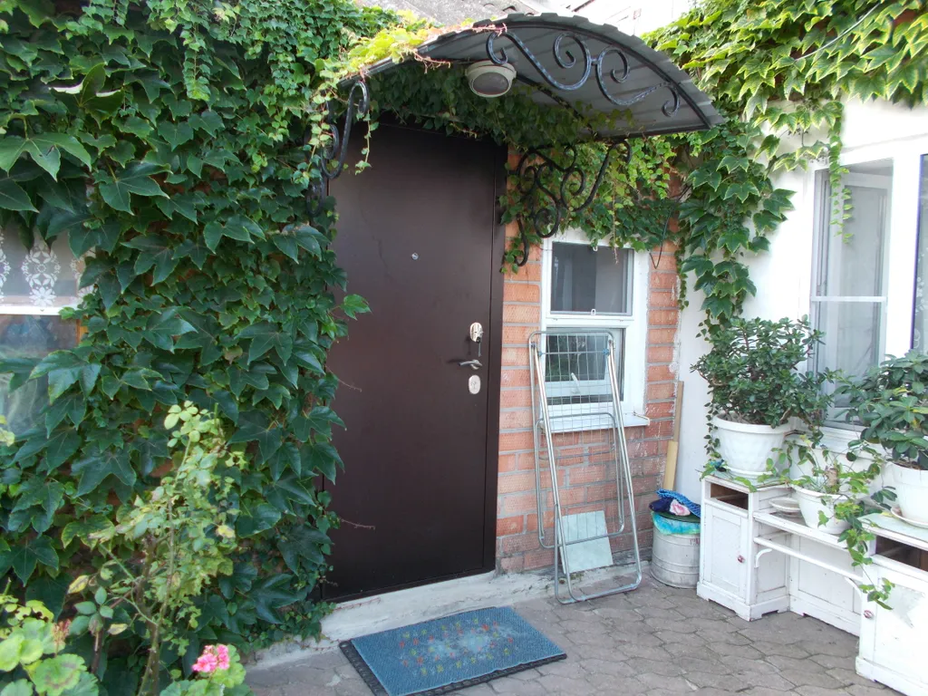 Коттедж Пол дома в зелёном саду в центре города — Ейск