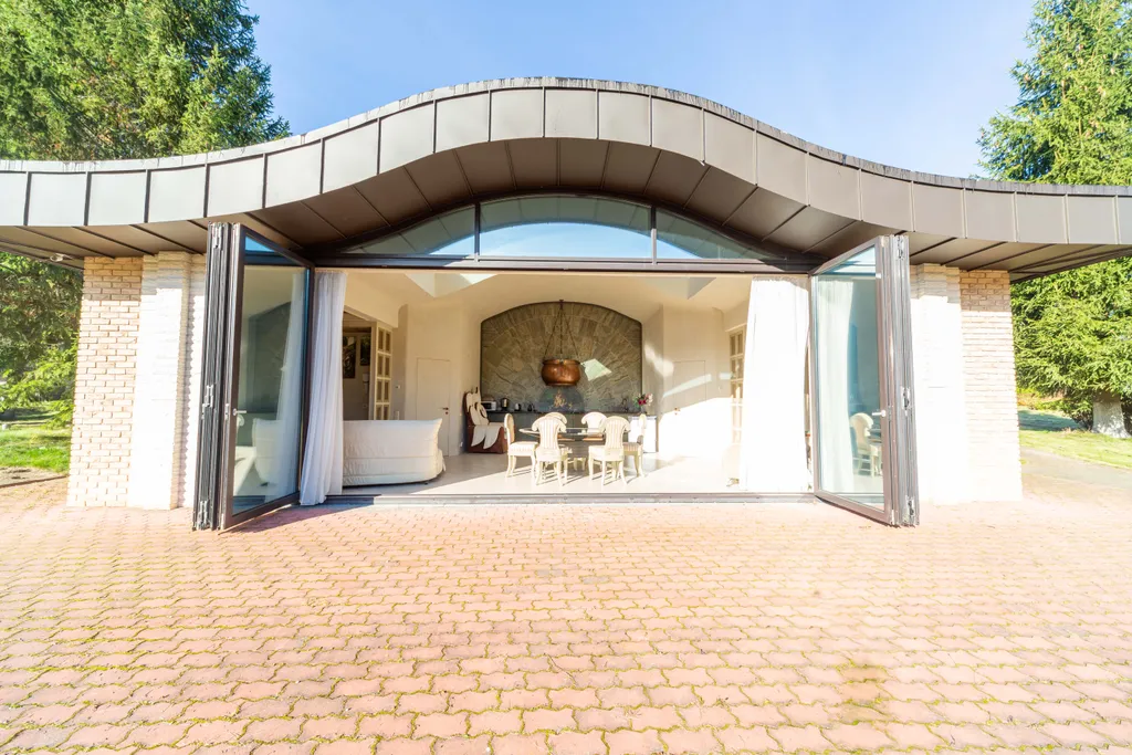 Уютный дом у озера