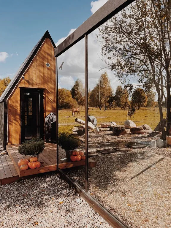 Дом в поле с лошадьми