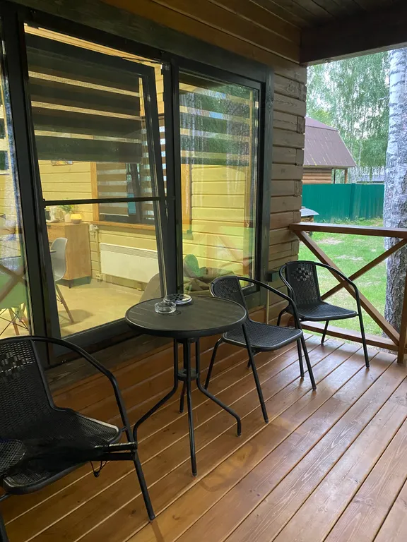 Уютный домик в лесу около реки