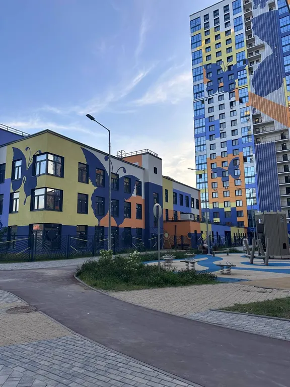 Однокомнатная квартира с большой кроватью и диваном