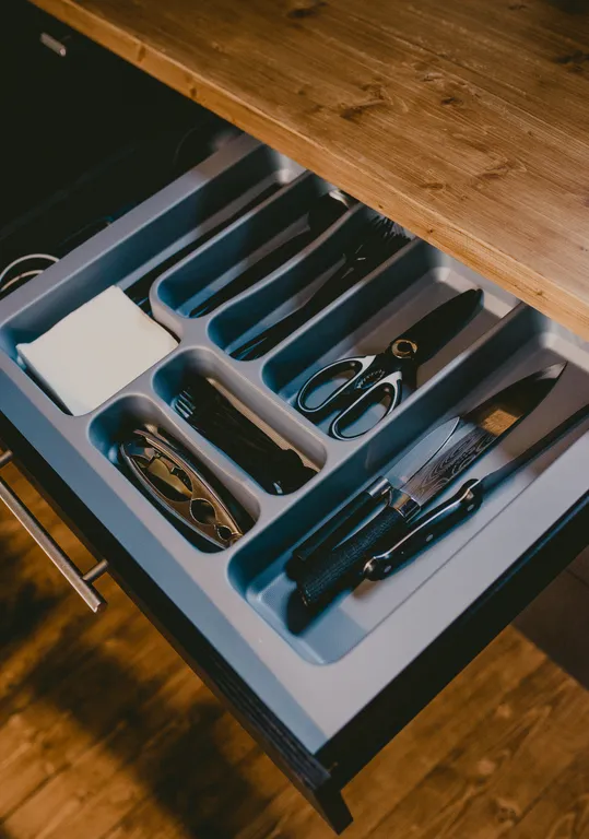 Уютный панорамный треугольный дом A-frame с видом и окружением леса