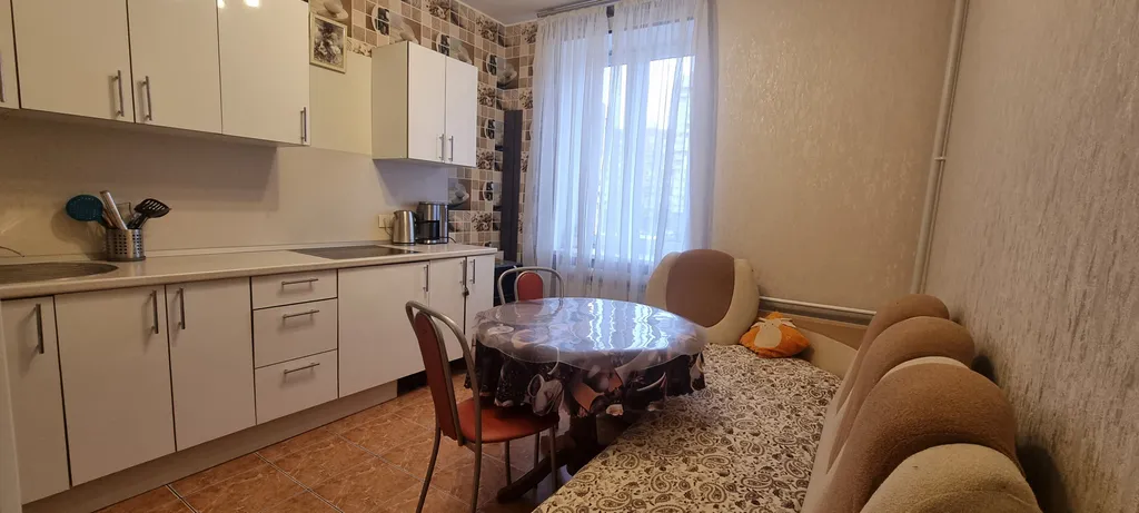 Большая однокомнатная, с большой кухней, у метро Дунайская